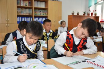 Қазалылық оқушылар ұлттық үлгіде киіне бастады