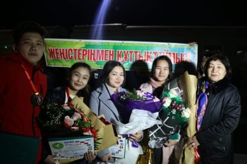 Шетелде топ жарған  шәкірттер