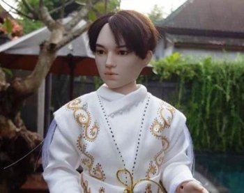 Димаштың якутиялық тыңдармандары әншінің өзінен айнымайтын қуыршақ жасап сыйлады