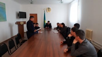 Қақпа  алдында кездесу