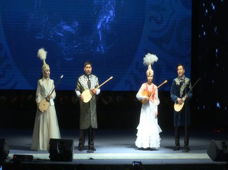 Танымал айтыскерлер көпбалалы отбасыға үй сыйлады