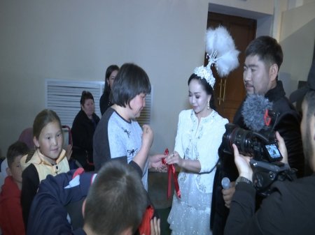 Танымал айтыскерлер көпбалалы отбасыға үй сыйлады