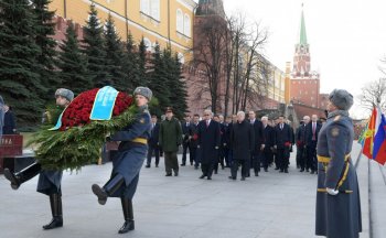 Қасым-Жомарт Тоқаев Белгісіз жауынгер бейітіне гүл шоғын қою рәсіміне қатысты