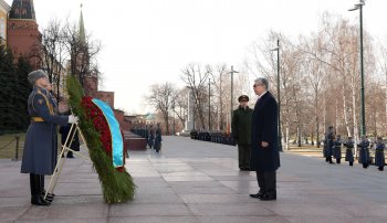 Қасым-Жомарт Тоқаев Белгісіз жауынгер бейітіне гүл шоғын қою рәсіміне қатысты