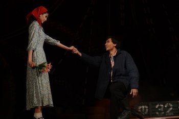 Сахнада – «Қызыл орамалды шынарым»