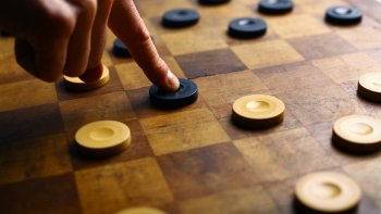 Тілшілердің тақта үстіндегі тартысы