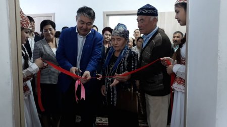 Халықаралық білім орталығының бас директоры мектебіне көмектесті