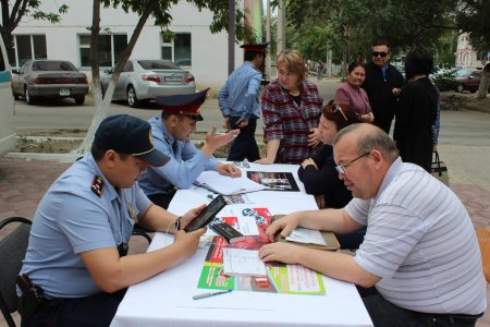 Полицейлер қызылордалықтарды жолда қабылдап жатыр