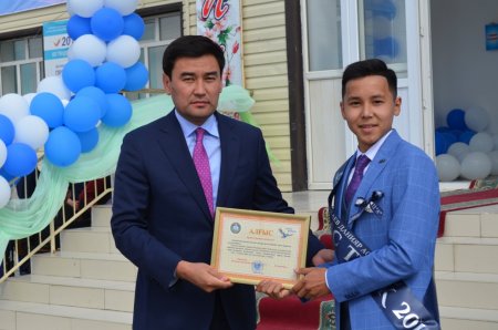 Аудан әкімінің орынбасары мектеп бітіруші түлектерді құттықтады