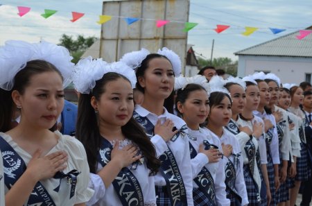 Аудан әкімінің орынбасары мектеп бітіруші түлектерді құттықтады
