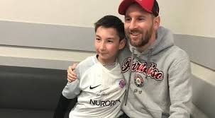 Қазақстандық бала Мессимен кездесіп, оған шоколад сыйлады (видео)