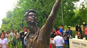 Алматыда Денис Тенге ескерткіш ашылды