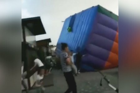 Күшті жел батутты ұшырып әкетті
