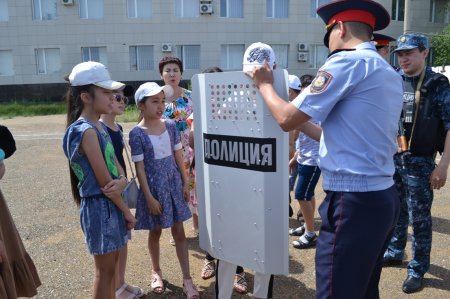 Қызылордалық полицейлер балаларға жұмысын таныстырды