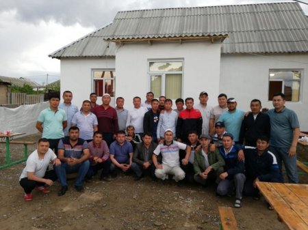 20 жылдық қарсаңында сыныптасына үйдің кілтін табыстады