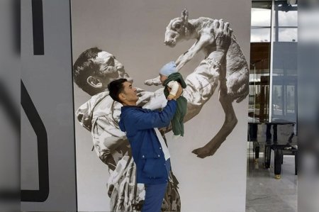 Браконьерлер қолынан мерт болған Ерлан Нұрғалиевтің танымал суреті аясындағы ұл мен немере