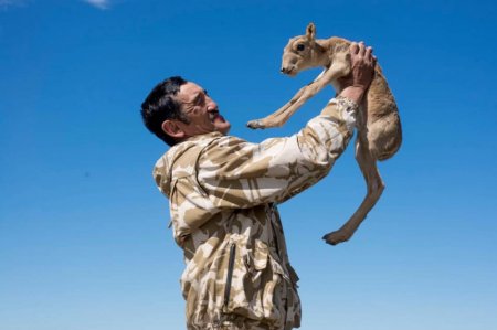 Браконьерлер қолынан мерт болған Ерлан Нұрғалиевтің танымал суреті аясындағы ұл мен немере