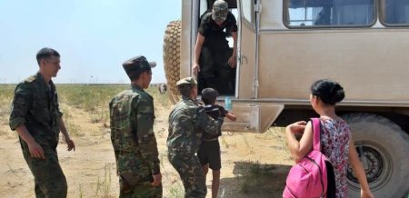 Әйелді арқасын төсеп, көлікке мінгізген әскери желіде танымал болды