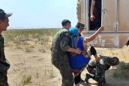 Әйелді арқасын төсеп, көлікке мінгізген әскери желіде танымал болды