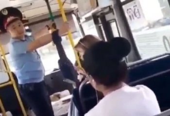 \"Маған сөйлемесін\": Автобуста қарияны балағаттаған полицей іздестіріліп жатыр (видео)