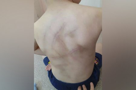 Желіде видео тарады: Әкесі 8 жастағы баланы арматурамен ұрған