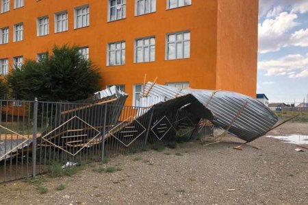 Аралда сұрапыл желден мектептің шатыры ұшып кетті