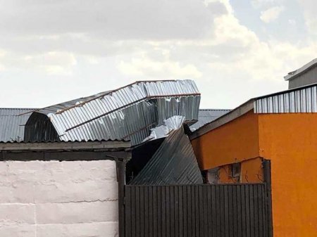 Аралда сұрапыл желден мектептің шатыры ұшып кетті