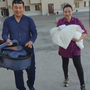 \"Жақсылығы үш еселеніп қайтты\". Тауып алған 5 миллионды қайтарған отбасының оқиғасы