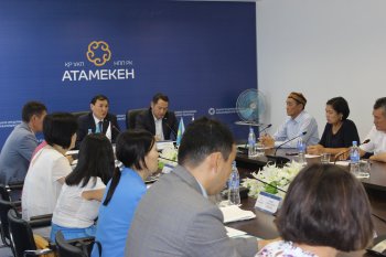 Апта сайын кәсіпкерлермен кездеседі