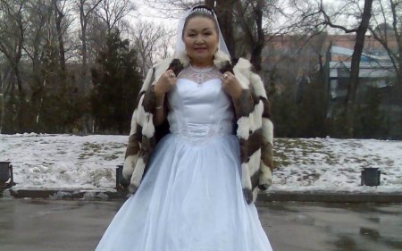 \"Нұрғали атадан қаламыз ба де\": Кәденованың ақ көйлекпен түскен суреті жұртты тәнті етті