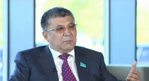 \"Мемлекеттігімізге сын\": Сенат депутаты заңдарды қазақ тілінде жазуды ұсынды