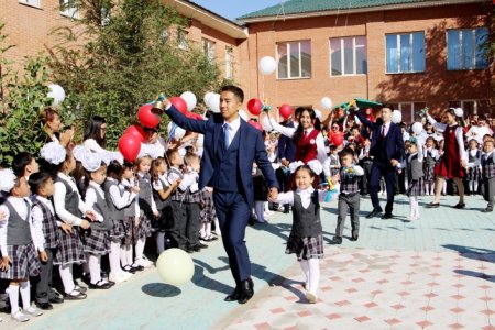 Қала әкімі оқушыларды Білім күнімен құттықтады