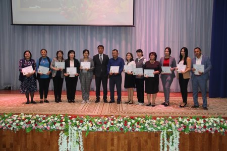 Оқушылар ұстаздарға құрмет көрсетті