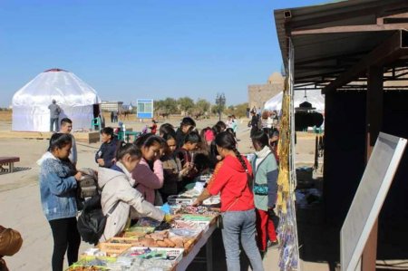 Қызылордалық оқушылар Түркістандағы киелі жерлерді аралады