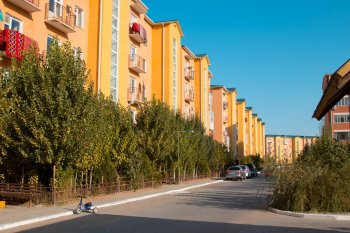 Жетінші үйдің  жайқалған ауласы