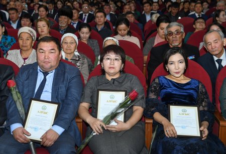 Облыс әкімі \"Сыр медиа\" ЖШС-не автокөлік кілтін табыстады