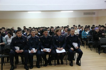 Студенттер төбелесіп, бір адам пышақ жарақатымен ауруханаға түсті