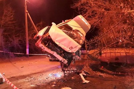 Автокөлік қоршауға ілініп қалды