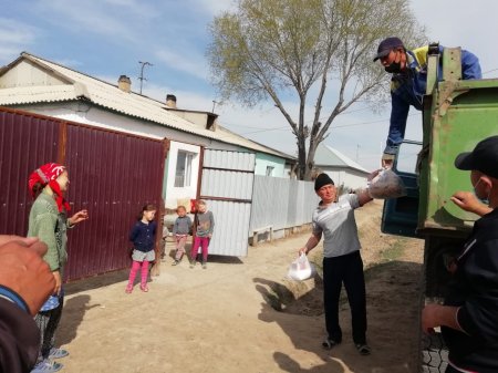 Мектеп түлектері ауылдастарына қайырымдылық жасады