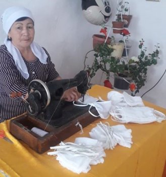 Ауыл кітапханашысы бетперде тіге бастады